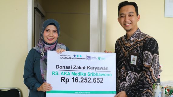 RS AKA Medika Sribhawono Serahkan Zakat Karyawan Ke Dompet Dhuafa Lampung