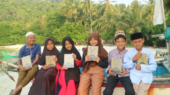 Momen Hut RI 78, Dompet Dhuafa Lampung Salurkan Puluhan Al-Qur’an dan Bingkisan Guru Ngaji di Teluk Ujung Selatan Lampung