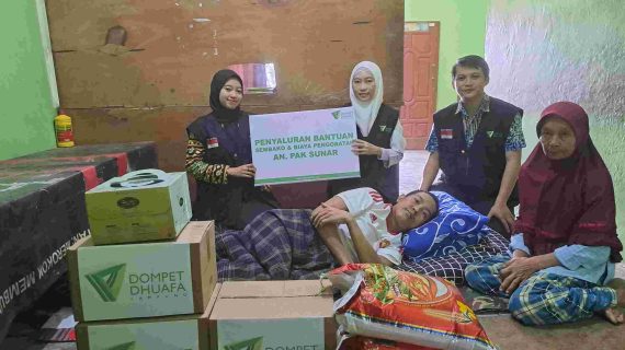 Dompet Dhuafa Lampung Bantu Sunar, Buruh yang Lumpuh Usai Jatuh dari Pohon 10 meter