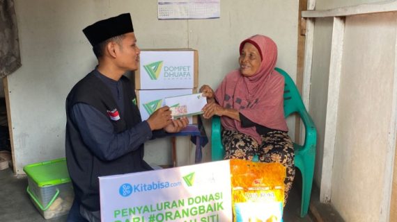 Kisah Mbah Siti, Lansia yang Berjuang Jualan Gorengan Keliling