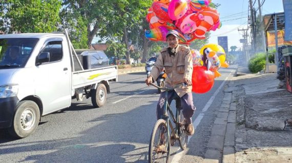 Kisah Lansia Penjual Balon Keliling, Seharian Hanya Dapat Tiga Ribu Rupiah