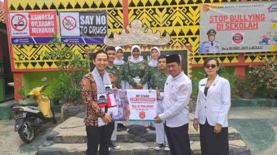 SMPN 9 Bandar Lampung Salurkan Donasi Palestina Lewat Dompet Dhuafa Lampung