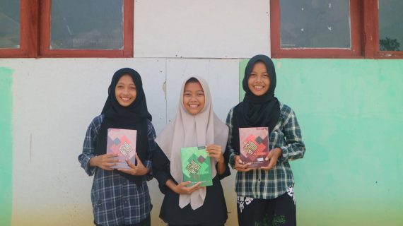 Riang Bahagia Para Santri, Terima Al-Qur’an Baru dari Dompet Dhuafa Lampung