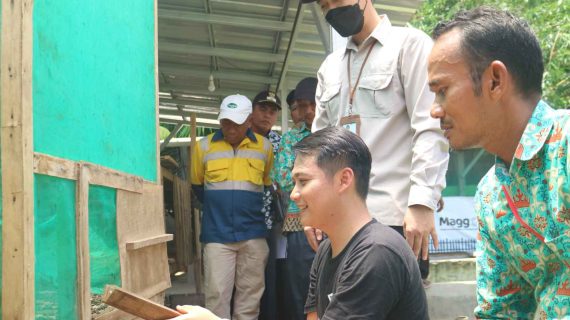 PT Bukit Asam Tbk Ajak Aparatur Desa Sidodadi Kunjungi Maggotin Dompet Dhuafa Lampung