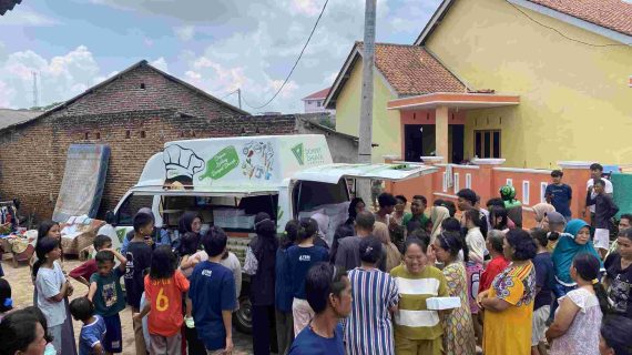 Dompet Dhuafa Lampung Bagikan Ratusan Makanan Gratis Untuk Korban Banjir di Bandar Lampung