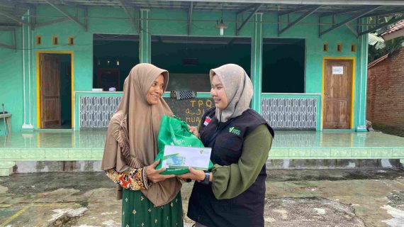 Terima Bingkisan Cinta, Guru Ngaji di Lampung Tersenyum Bahagia