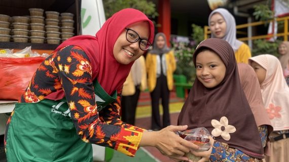 Edukasi Hidup Sehat, Dompet Dhuafa Lampung Bagikan Ratusan Paket Sarapan Sehat