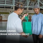 8 Golongan Orang Yang Berhak Menerima Zakat. Berikut Penjelasannya!